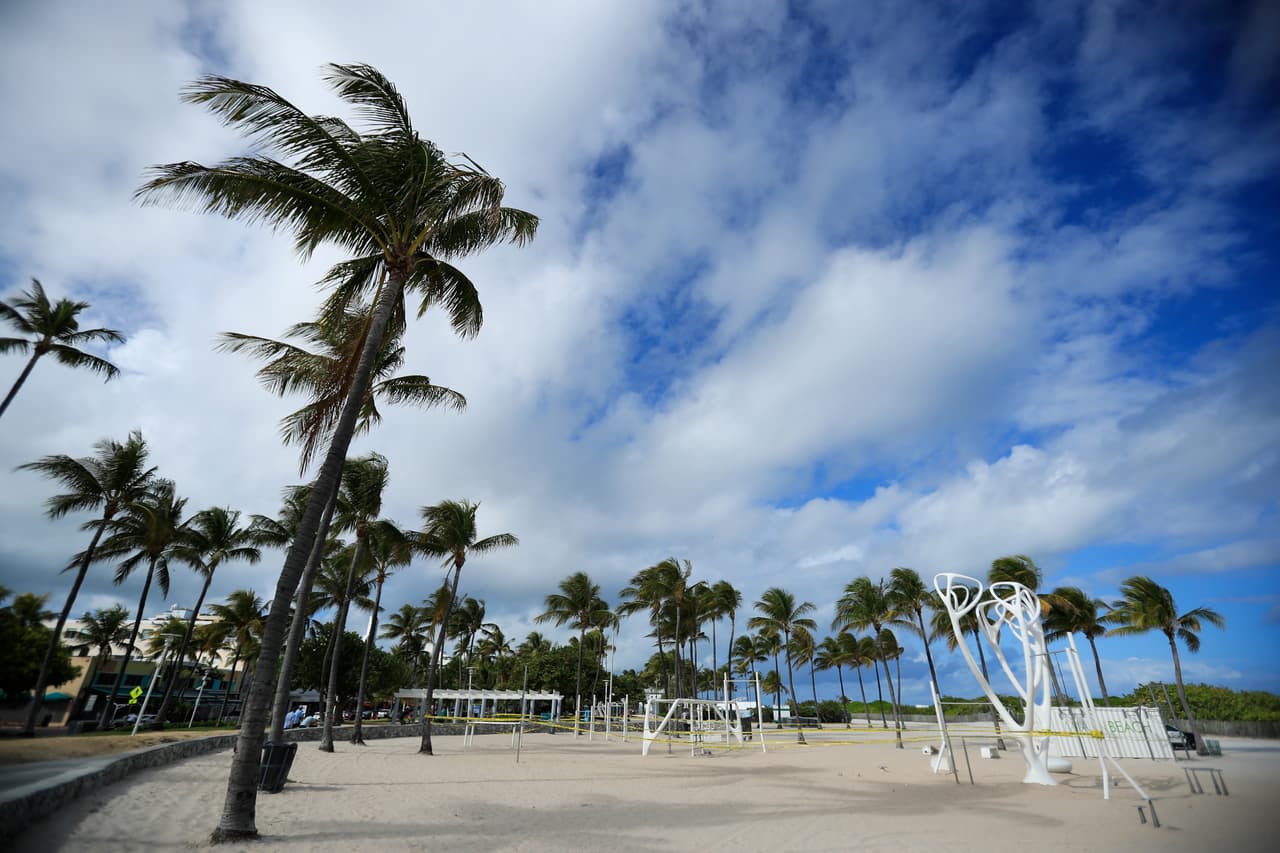 Así se ve el gimnasio al aire libre de Lummus Park, en Miami Beach, en una área conocida como la "la playa de los músculos", siempre repleta de hombres y mujeres en forma y con poca ropa, para alviarse del calor y la humedad mientras entrenan.