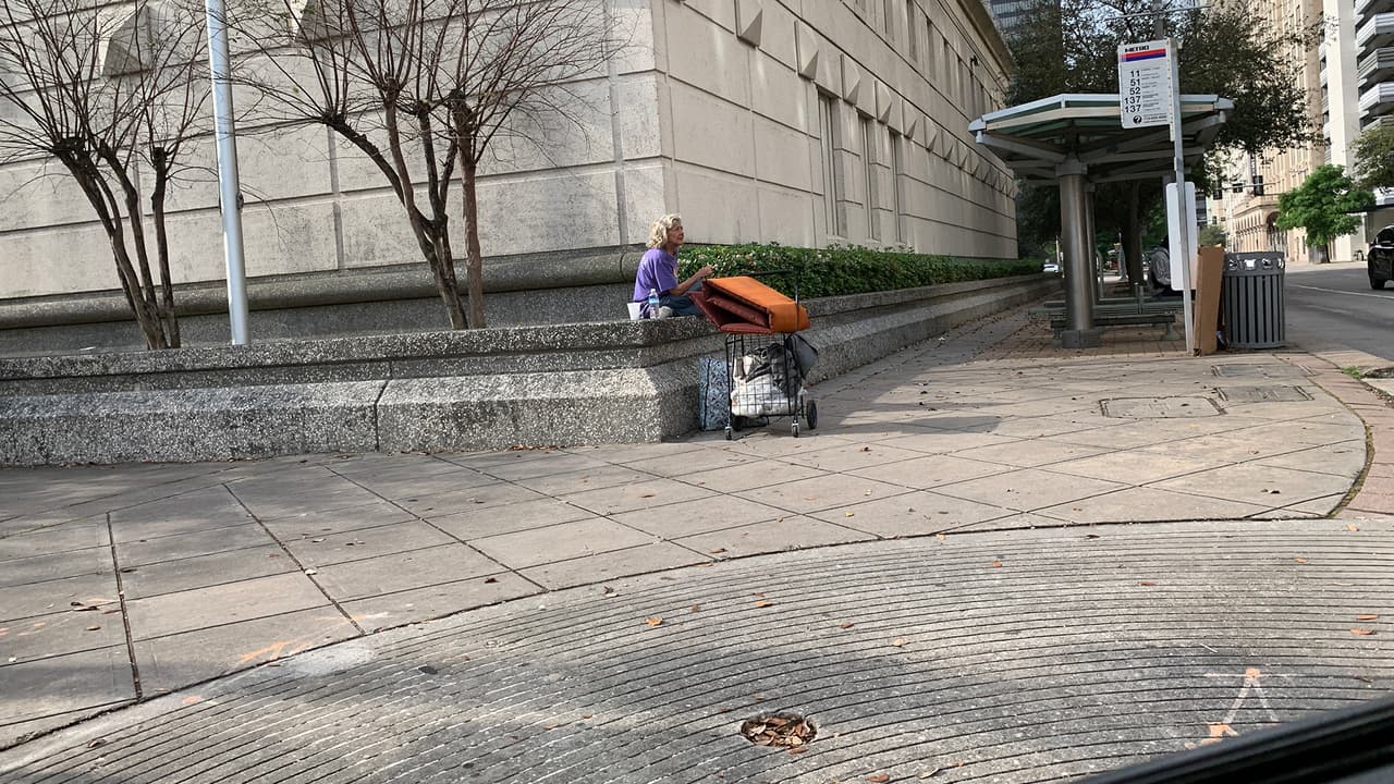 Entre los pocos que se ven están los indigentes quienes parecen ajenos a la situación que tiene preocupada a la población.