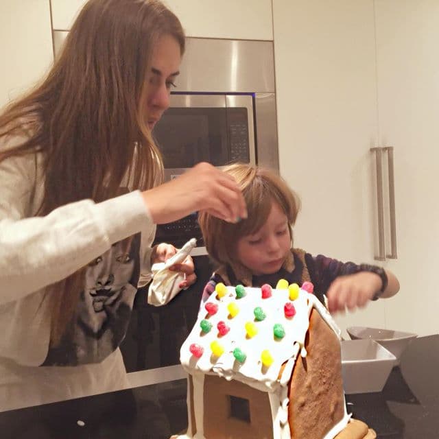 Con los pequeños hasta demostró sus dotes culinarias con una linda casita de galleta.