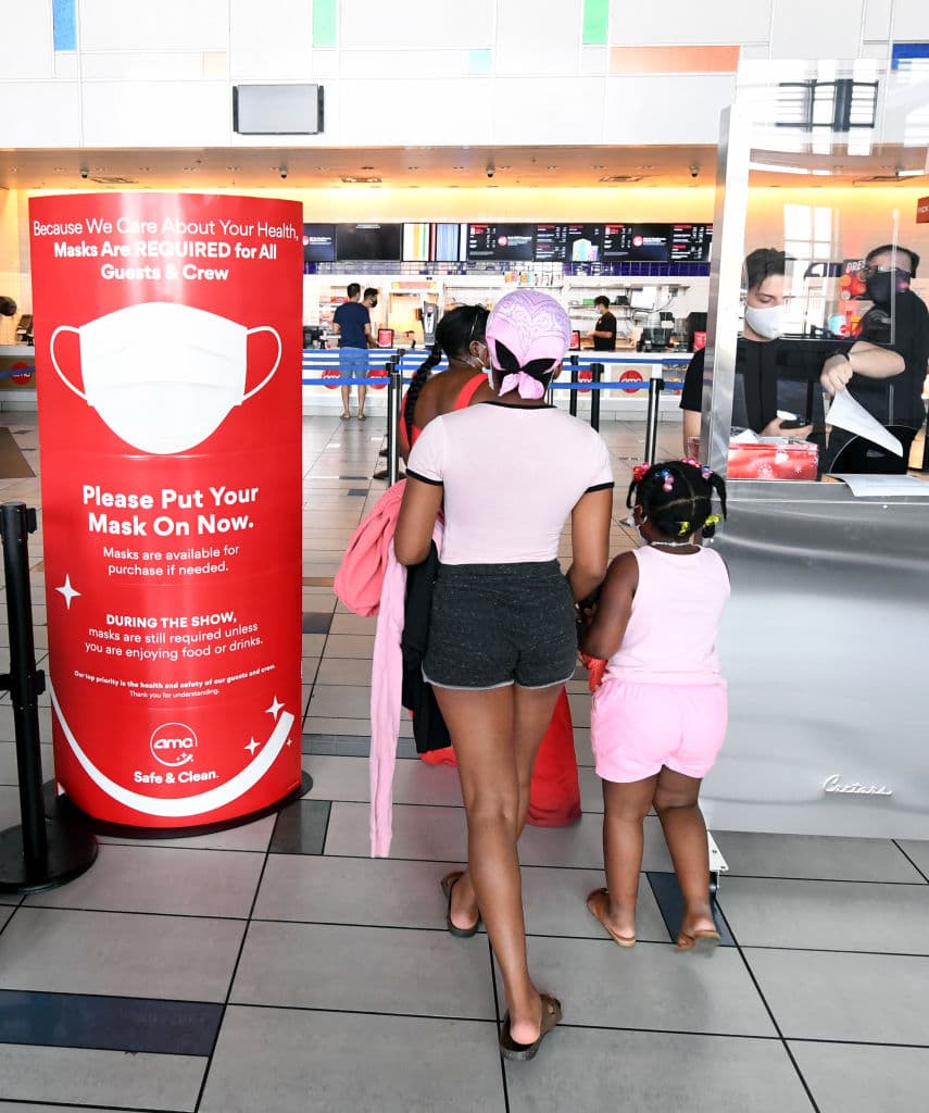 Aunque los CDC han eliminado el uso obligatorio de las mascarillas, que la mayoría de los establecimientos adoptaron el pasado verano, los negocios privados tienen la potestad de acatarlo o de seguir usándolas.