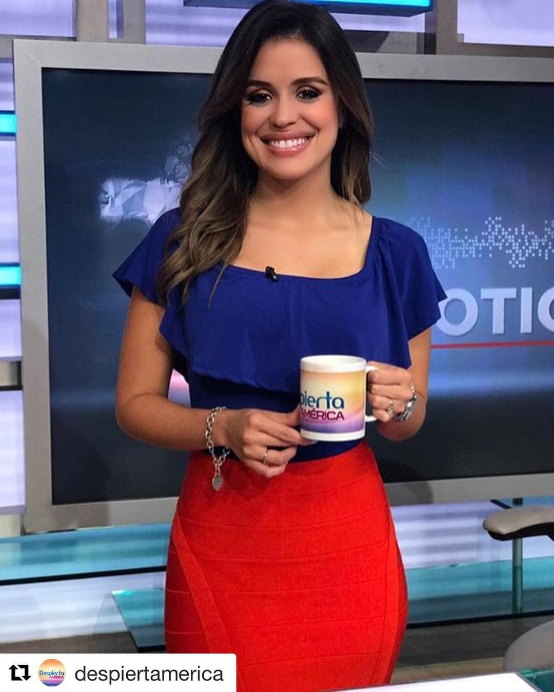 La periodista colombiana alguna vez llevó el cabello muy oscuro con tal solo unas mechas en rubio cenizo.