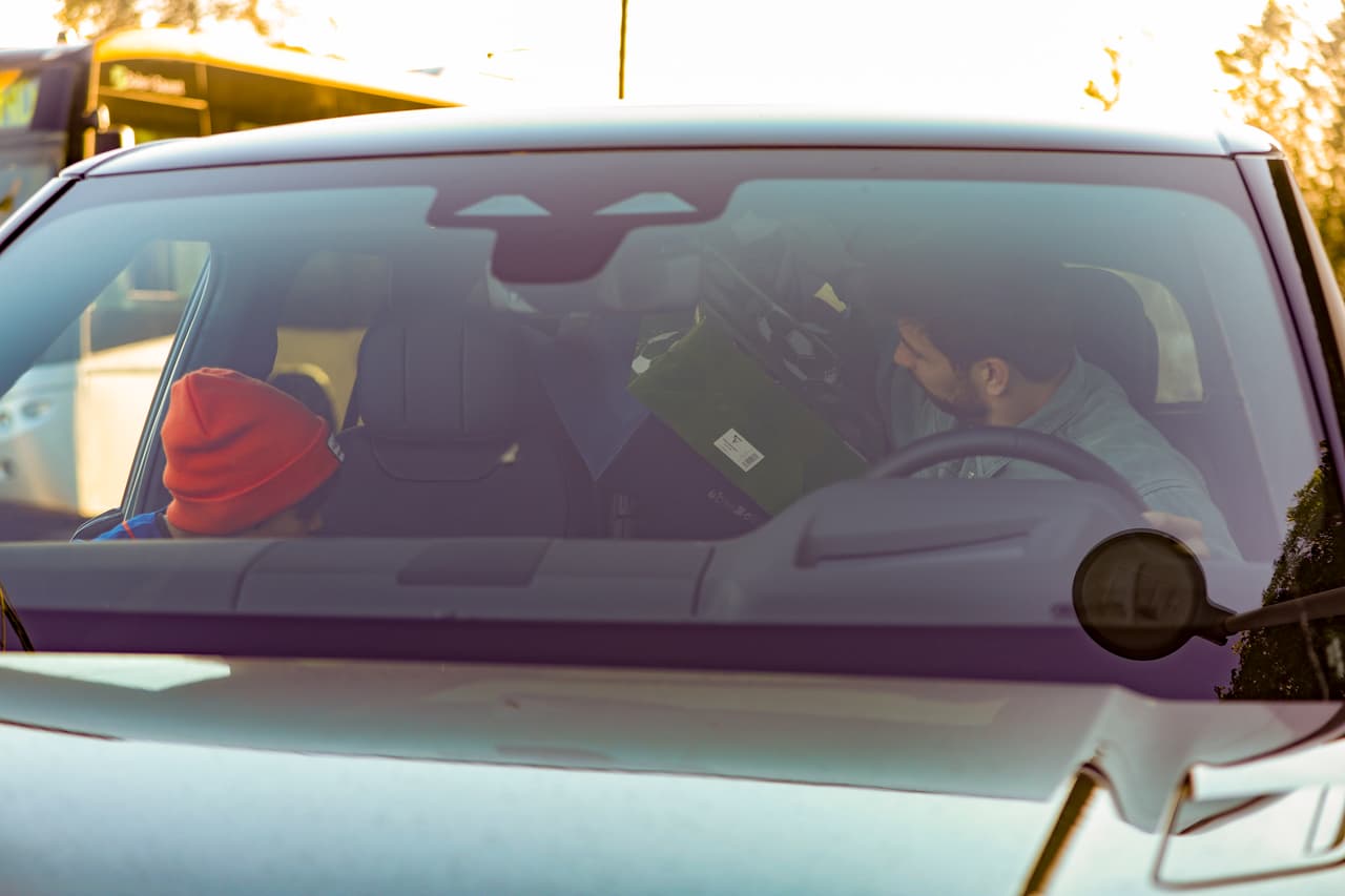 Una empleada doméstica subió el equipaje de los pequeños a la cajuela de la camioneta.