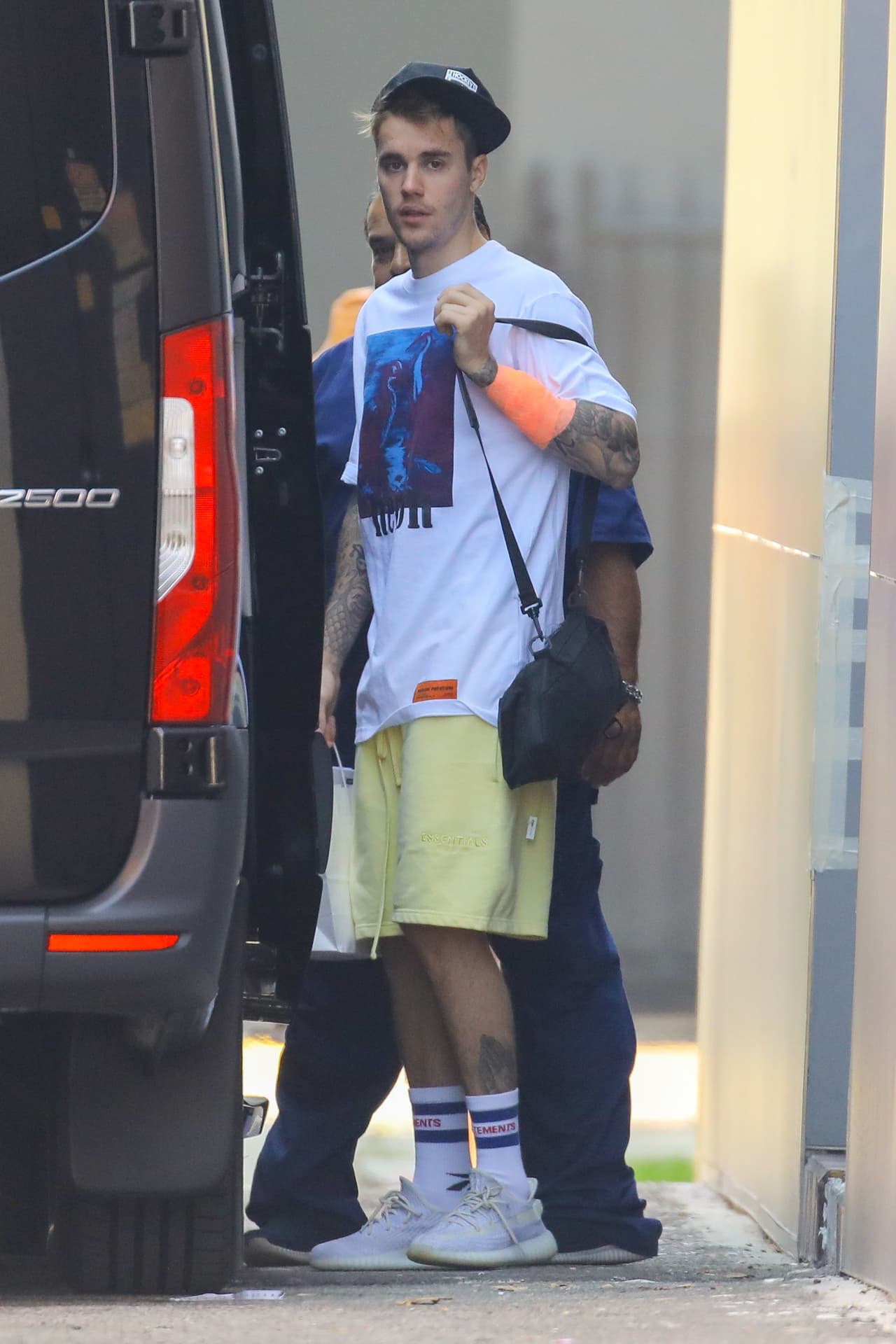 Según The Blast, la
<b> </b>demanda explica que Barbera tomó una foto de Bieber y luego registró los derechos de la misma. La foto muestra al cantante en la parte trasera de un automóvil con un amigo.