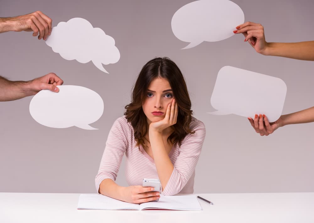 <b>¿Emociones o sentimientos?</b>
<br>Lo primero que tenemos que hacer es diferenciar las emociones, de los sentimientos y no confundir una cosa con la otra. Las emociones pertenecen al grupo de los llamados reflejos incondicionados, o sea, venimos al mundo con ellas como respuesta biológica a lo que nos sucede.