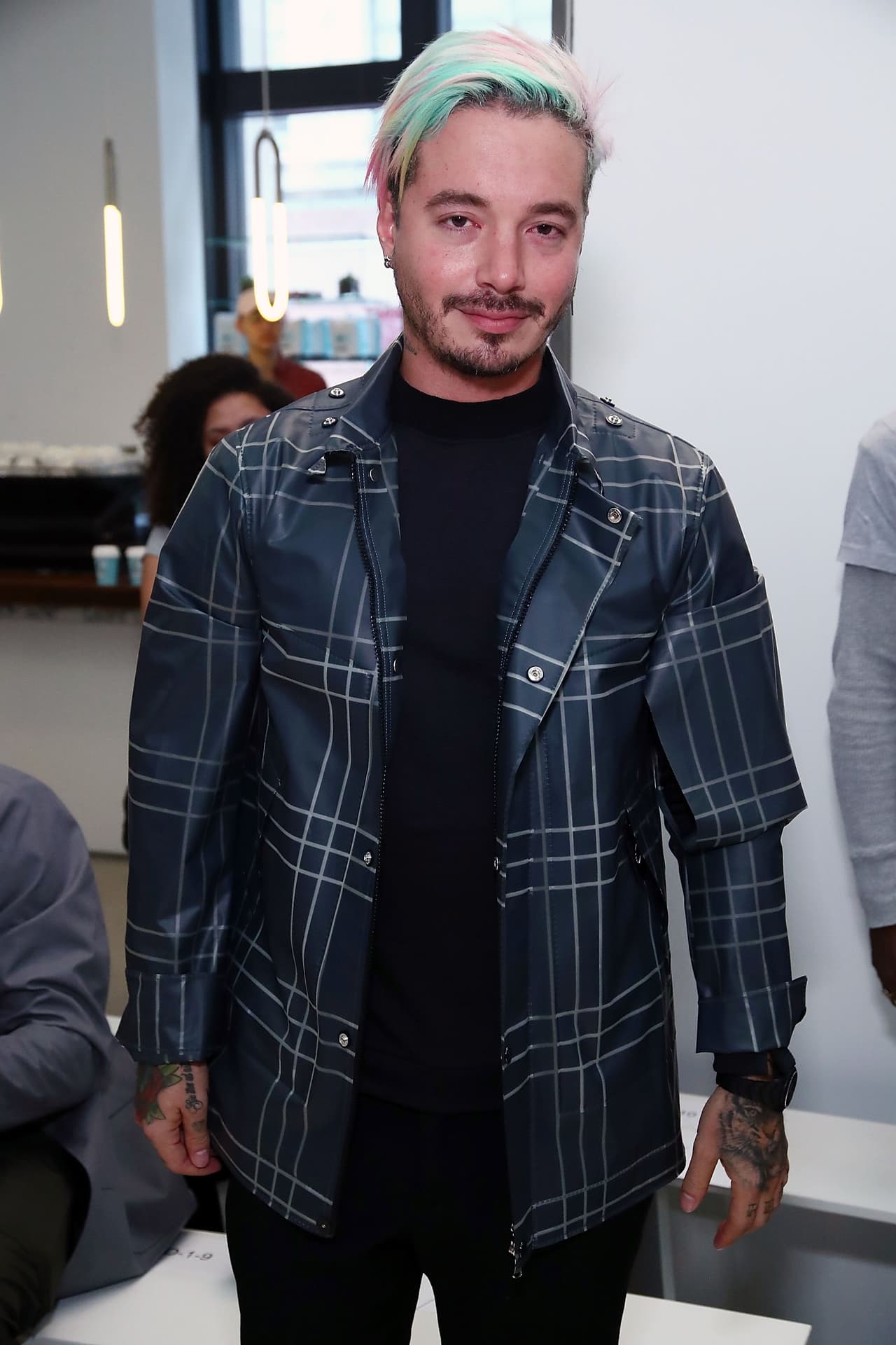 José Alvaro Balvin se ha dado a conocer mundialmente por su música y personalidad auténtica. En Instagram tiene 17.4 millones de personas. Además, su estilo lo ha convertido en un ícono de la moda urbana y le ha ganado un espacio en eventos como la Semana de la Moda en Nueva York.