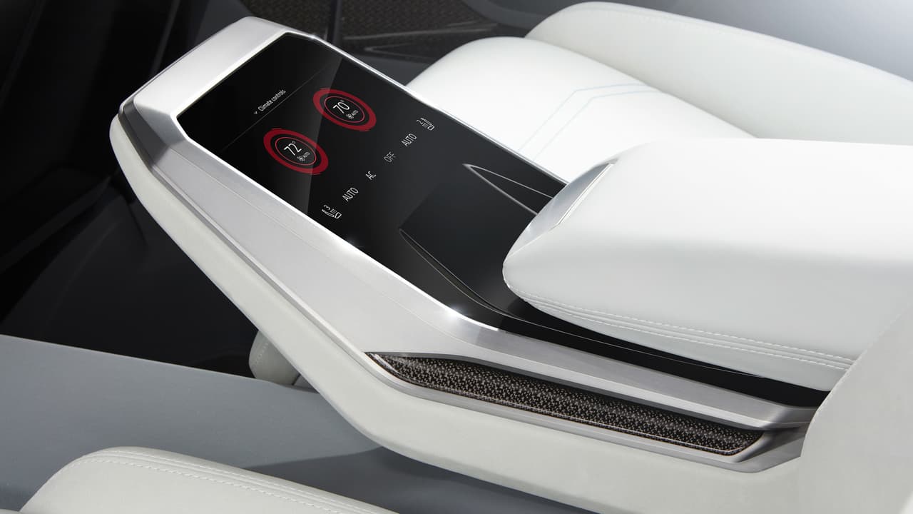 Entre las butacas traseras aparece este 
<b>regulador de la temperatura</b> para cada una de ellas, algo novedoso que Audi le dio a la Q8 Concept.