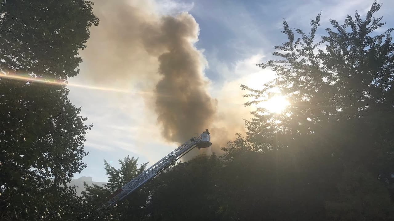 Bomberos de Chicago luchan contra un incendio en el área norte de Chicago