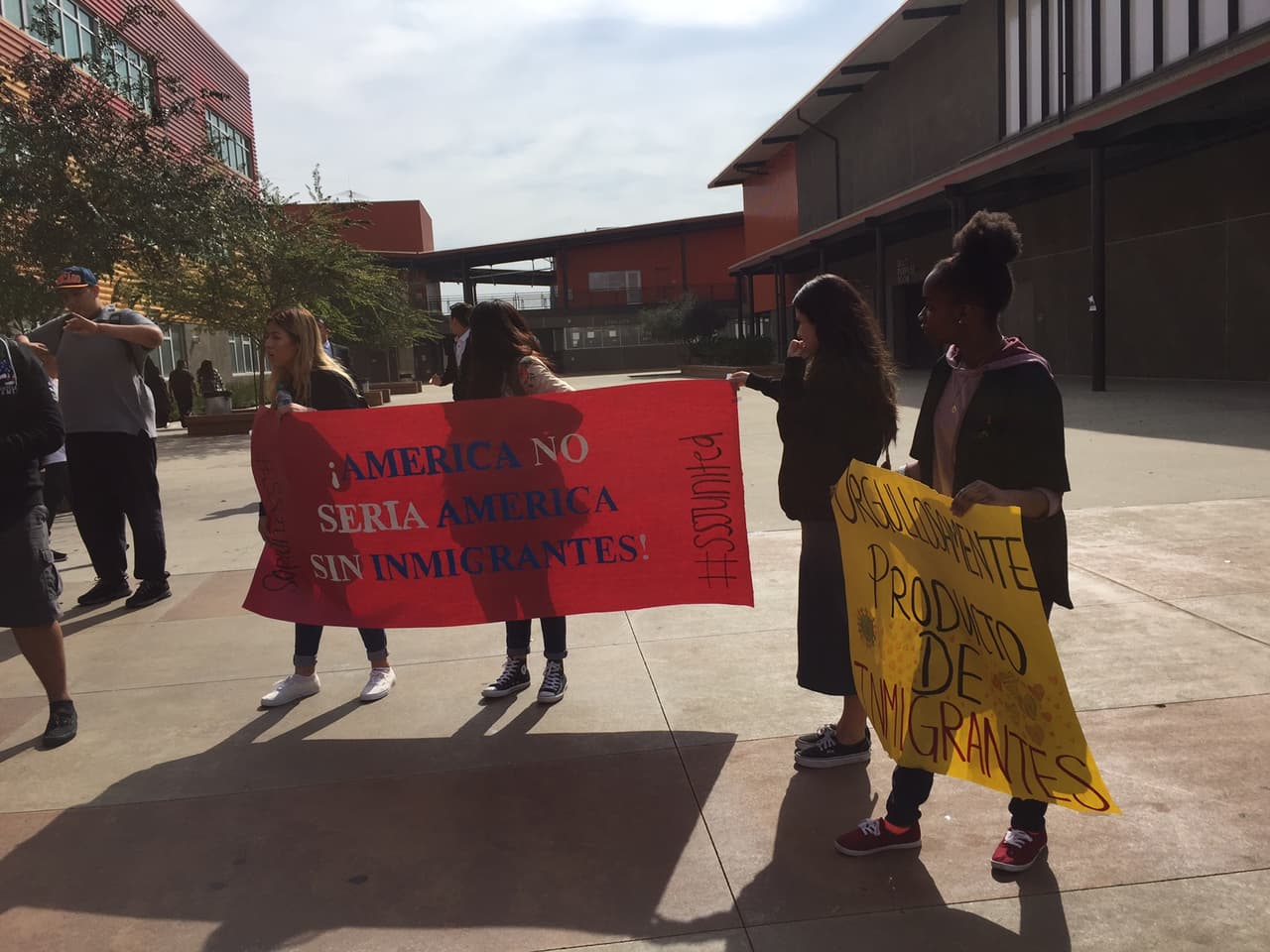 “América no sería América sin los inmigrantes”, señala la pancarta de estos estudiantes del sur de California.