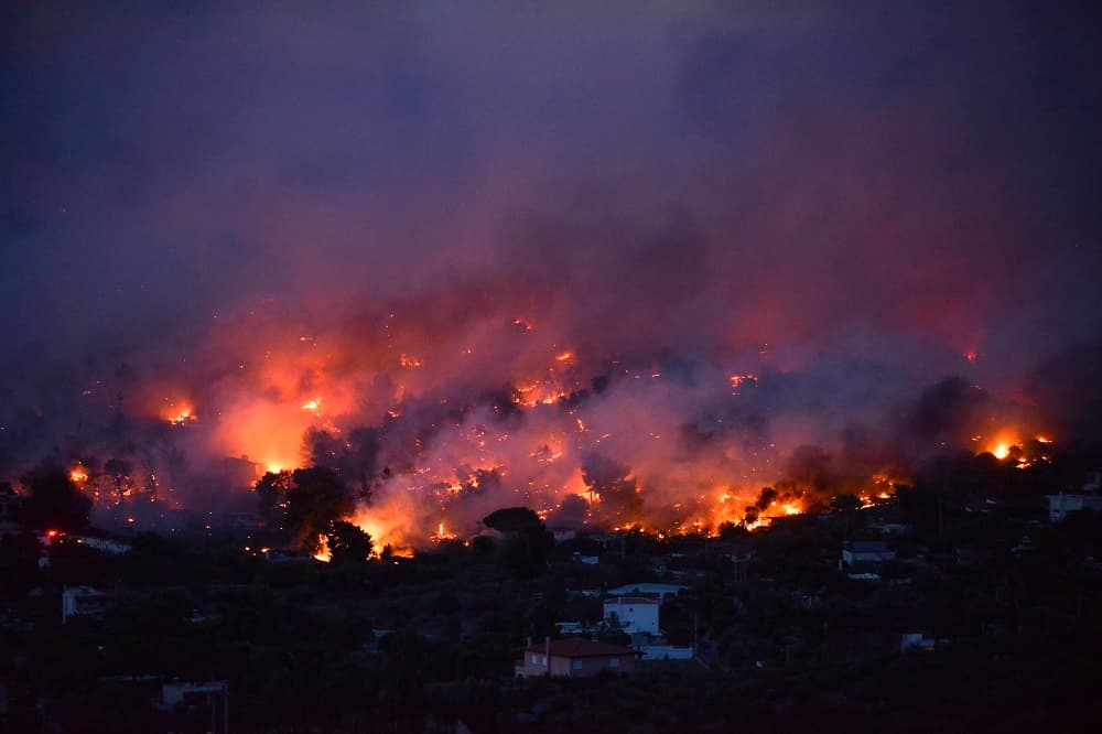 A pesar de los esfuerzos colectivos, las altas temperaturas, los fuertes vientos y la simultaneidad de los focos en distintos tipos de terreno ha provocado la mayor catástrofe de este tipo que se recuerde en el país.