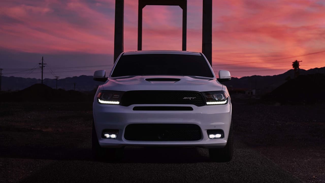 El largo de la Dodge Durango SRT es de 189.8 pulgadas, su ancho (incluyendo espejos) es de 84.8 pulgadas, en tanto que mide 32.4 de alto.