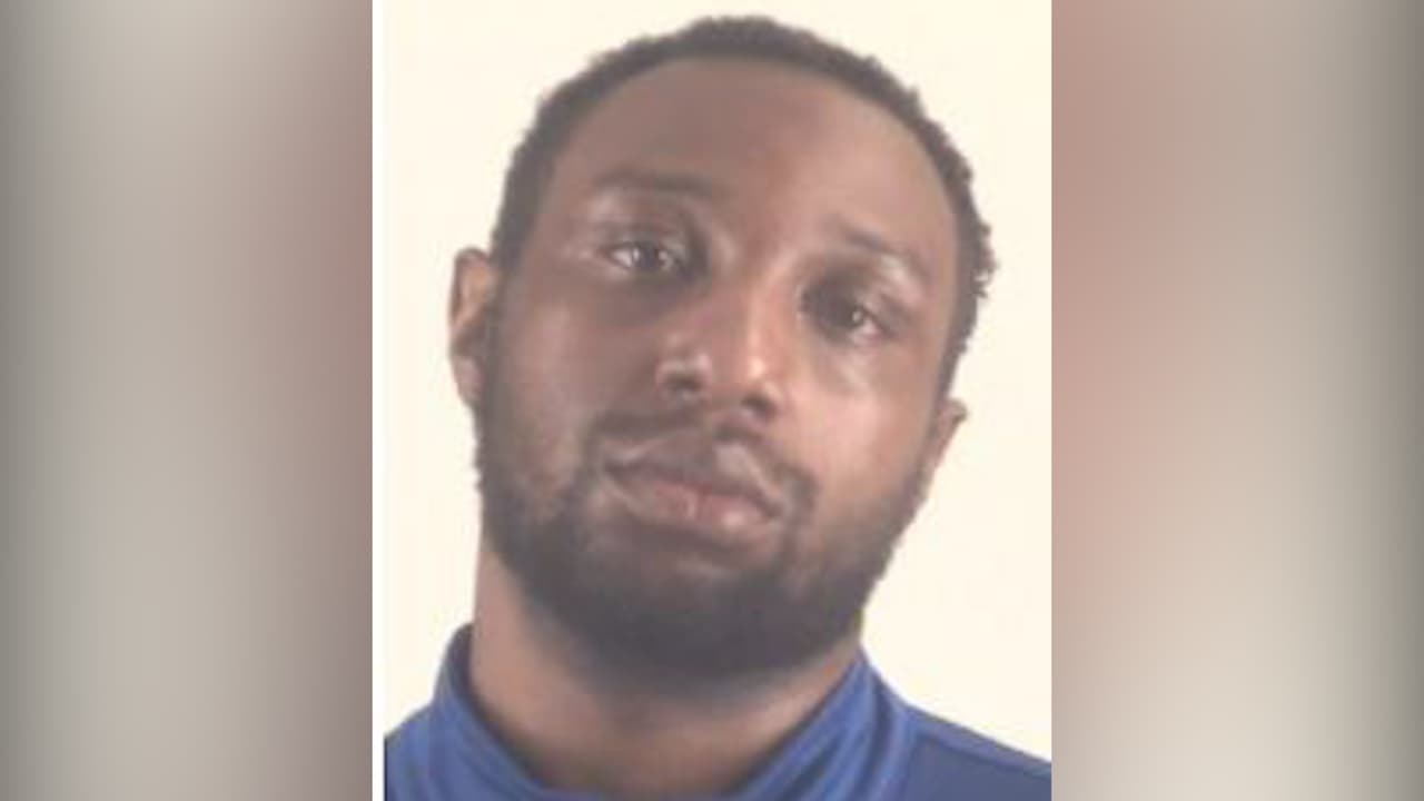 Calvin Brown de 21 años es acusado de matar a su madre en Fort Worth