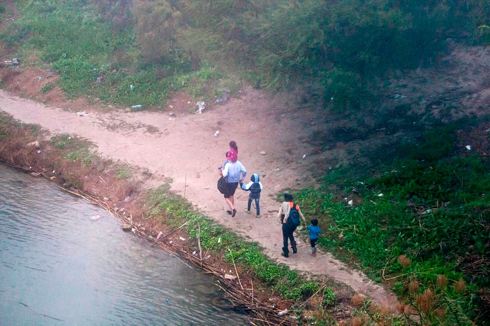 México retiene a un grupo de 1,600 migrantes que iba a EEUU en una fábrica cerca de Texas 