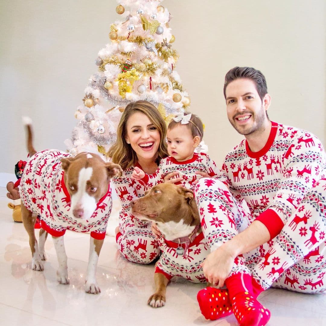 Esta semana, la periodista colombiana compartió su felicidad por la época navideña a través de las redes sociales con una bella sesión de fotos familiar.