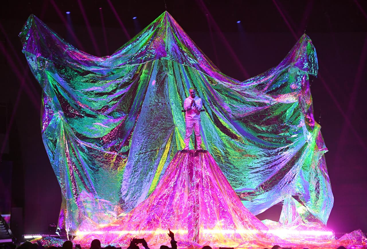 El colombiano además tuvo una intervención musical con el tema 'Vibras', acompañado de Carla Morrison.