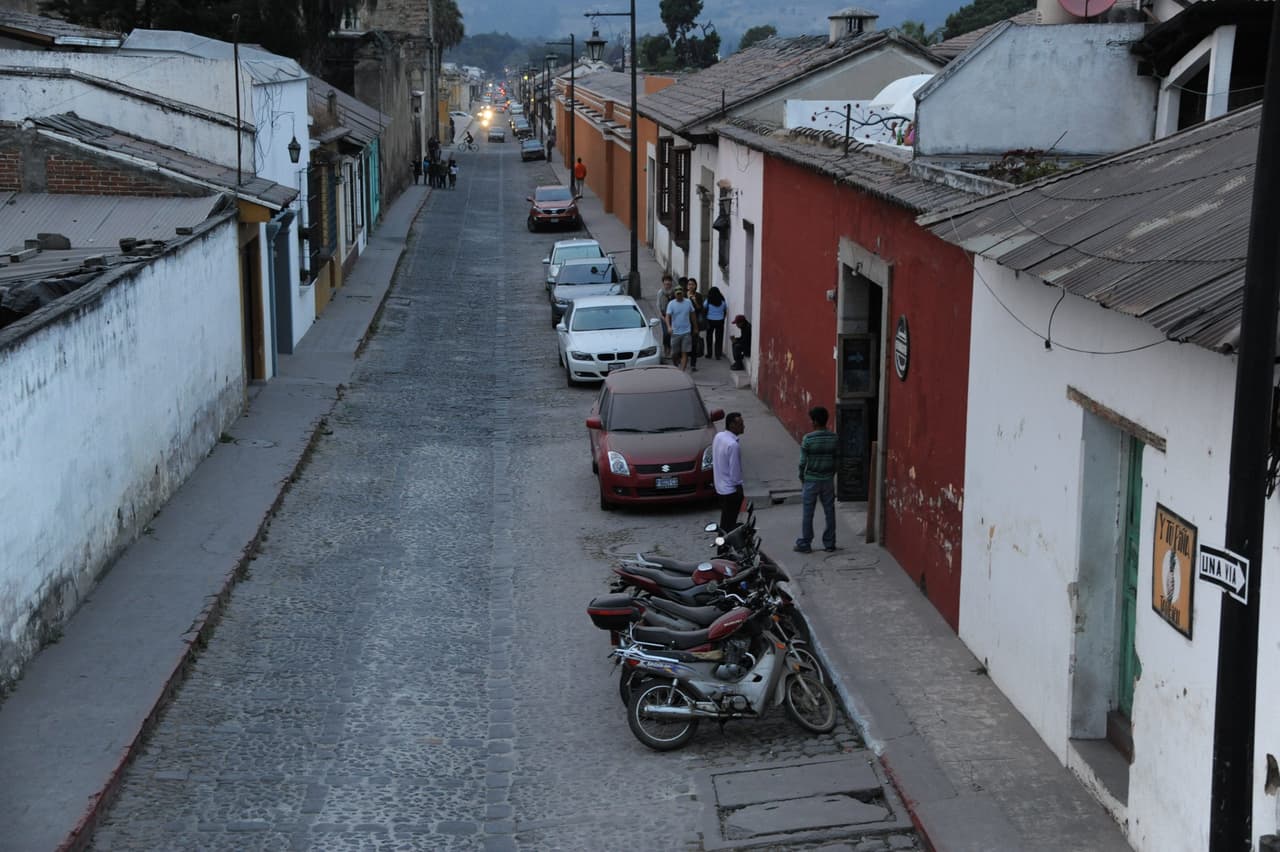 <b>Reguardarse en un lugar seguro</b>
<br>Una vez salvo en un refugio seguro es recomendable cubrir el auto con una funda especial. Cando se estacione el vehículo en un garaje, hay que considerar en ocaciones la lleuvia de cenizas puede cubrir las edificaciones con más peso del que pueden soportar, lo que podría ocacionar el colapso de los techos de algunas construcciones.