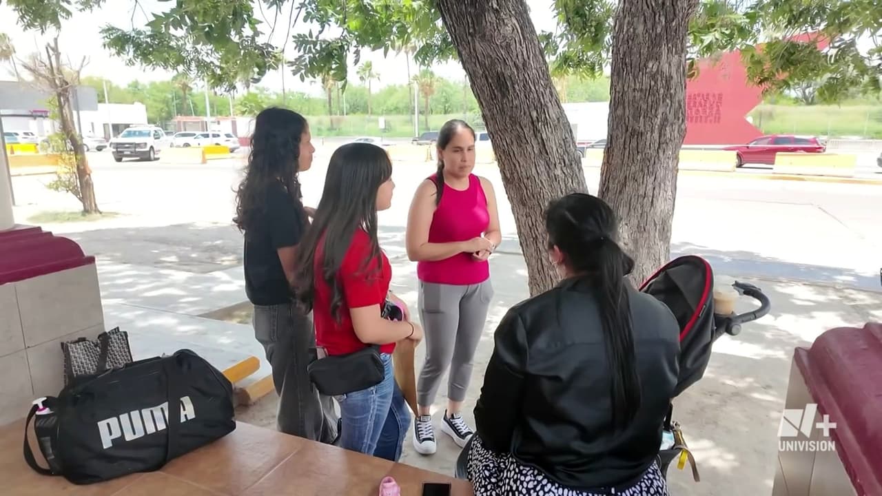 Dos hermanas cruzan cada semana la frontera de EEUU para abrazar a su madre dreamer deportada a México