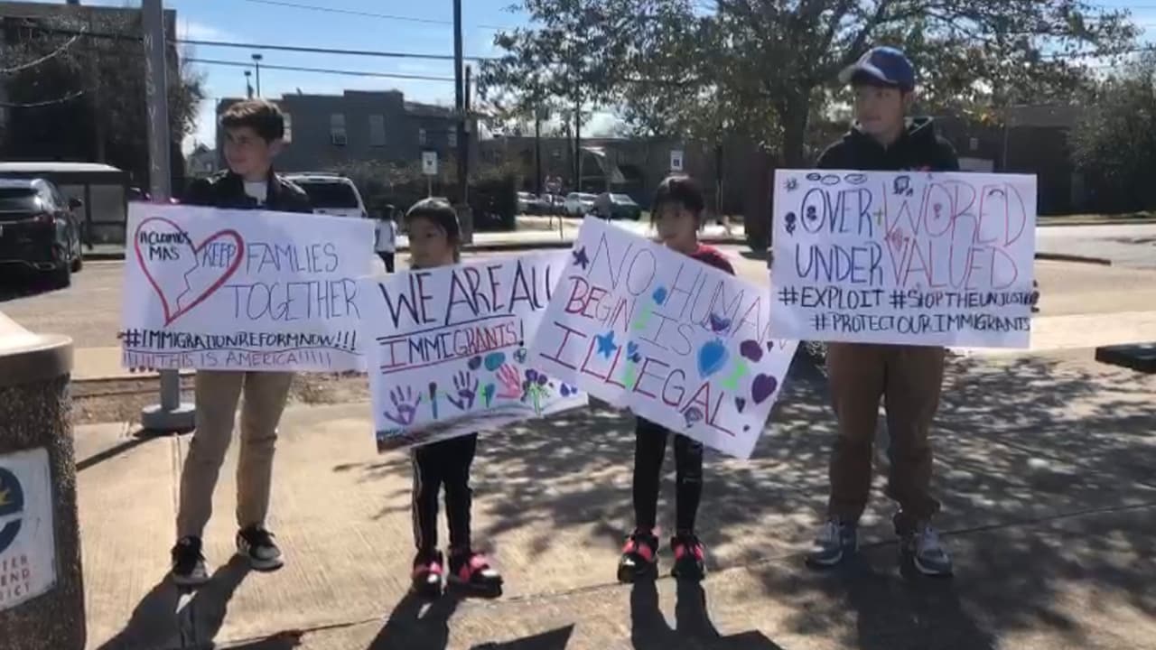 Hubo niños que faltaron a la escuela porque sus padres los llevaron a la protesta.