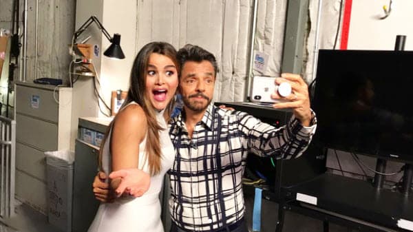 Eugenio Derbez es uno de los actores mexicanos que están de moda en Estados Unidos. Durante la promoción de su película más reciente, 'Overboard' ('Hombre al agua'), visitó las instalaciones de Univision y ahí Clarissa aprovechó para tomarse una foto con él.