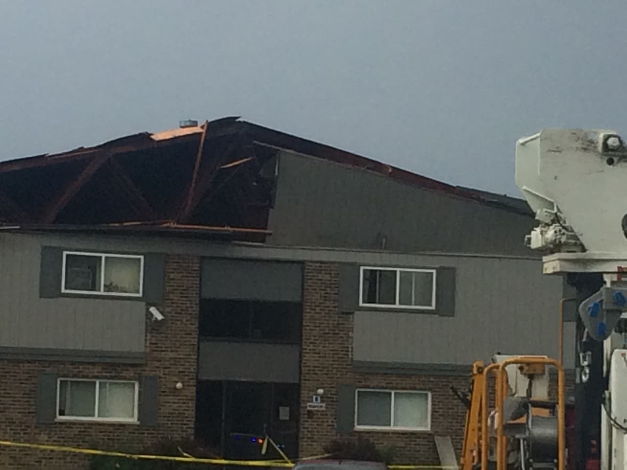 El fuerte viento vuela el techo de un edificio en Willowbrook