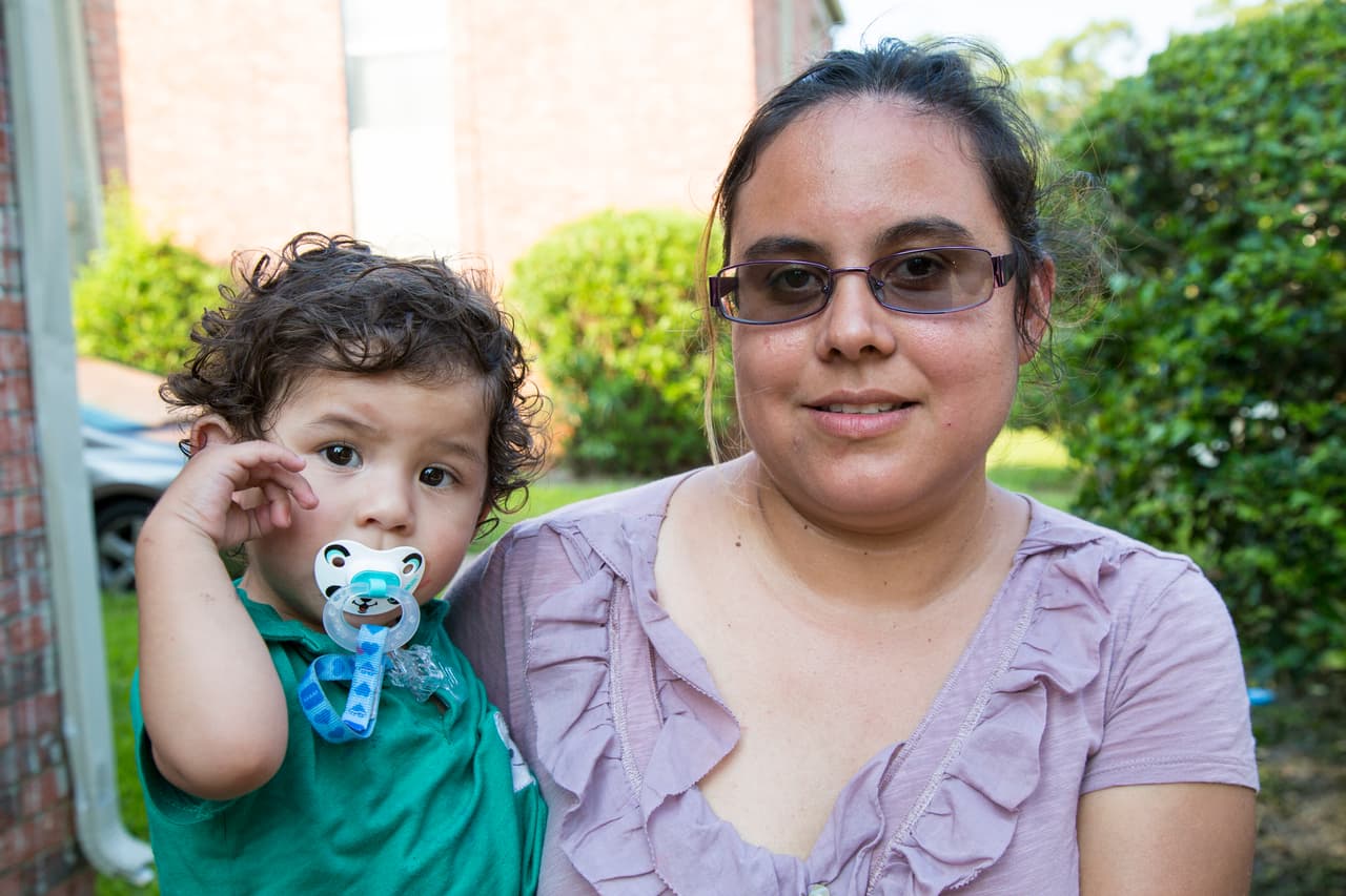 Anabel Martínez recuerda que tuvo mucho miedo cuando se metió al agua, con su hijo menor en brazos, para poder llegar hasta donde una lancha los rescató.