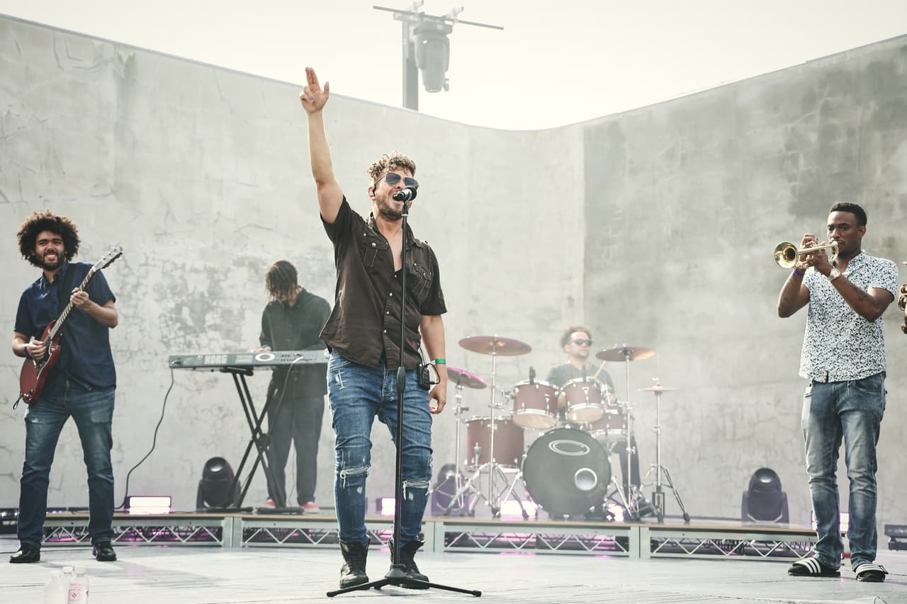 Como en años anteriores, el puertorriqueño dio una muestra de su talento camino a esta celebración donde se premia la música y las causas sociales.