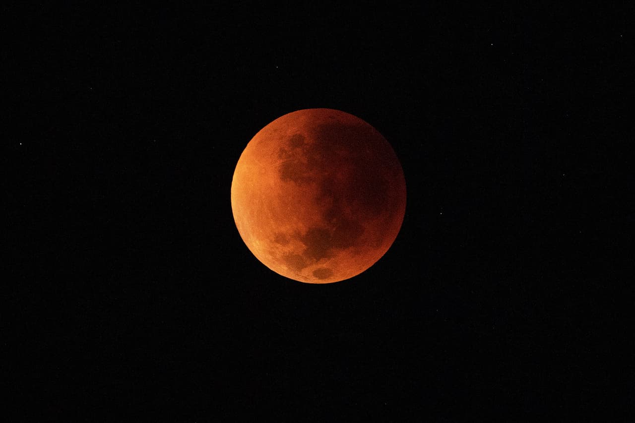 La 'luna de sangre' y el comienzo del eclipse total lunar en Río de Janeiro, Brasil.