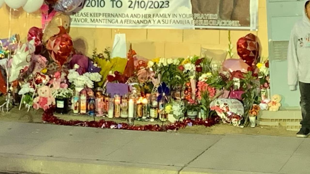 La gente dejó veladoras, flores, globos y cartas en el lugar. 
<a href="https://www.univision.com/local/fresno-kftv/asi-era-fernanda-perez-nina-murio-escuela-luego-atropellada-parlier-california" target="_blank">Fernanda era muy querida</a> entre la comunidad hispana de Parlier.