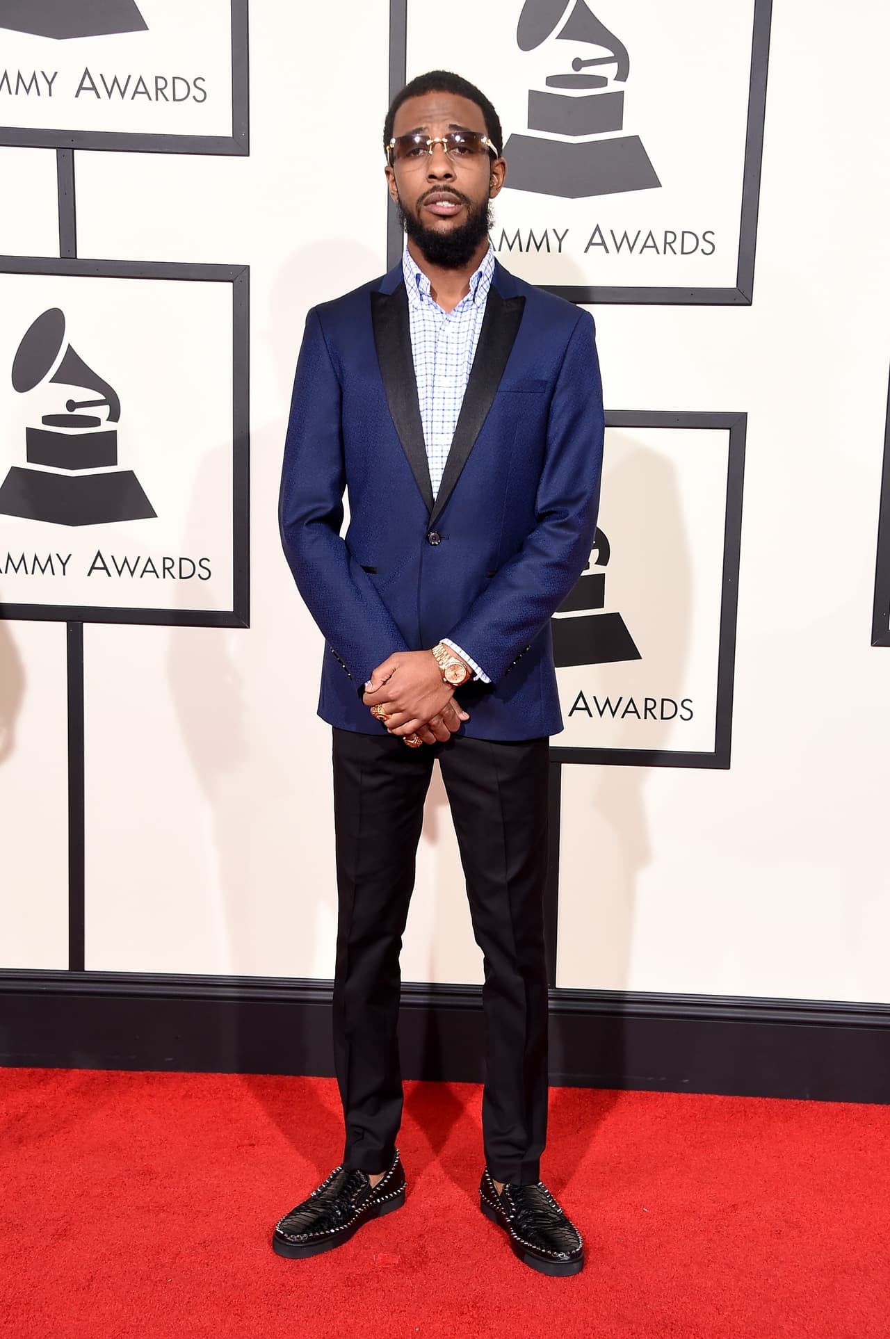 El músico Brook D'Leau eligió pantalones pitillo muy ajustados, y chaqueta azul petróleo para asistir a la velada.