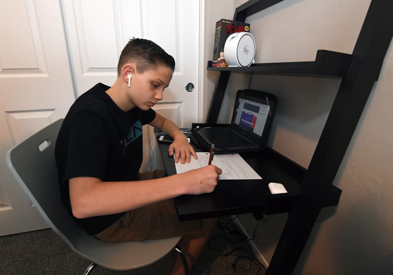 Una vez hayas entendido por cuanto tiempo tu hijo puede prestar atención sin desconcentrarse puedes ayudarlo a 
<b>reconocer cuáles son los estímulos externos que le impiden enfocar su atención y retomar activamente su interés por la actividad </b>que está realizando en ese momento.