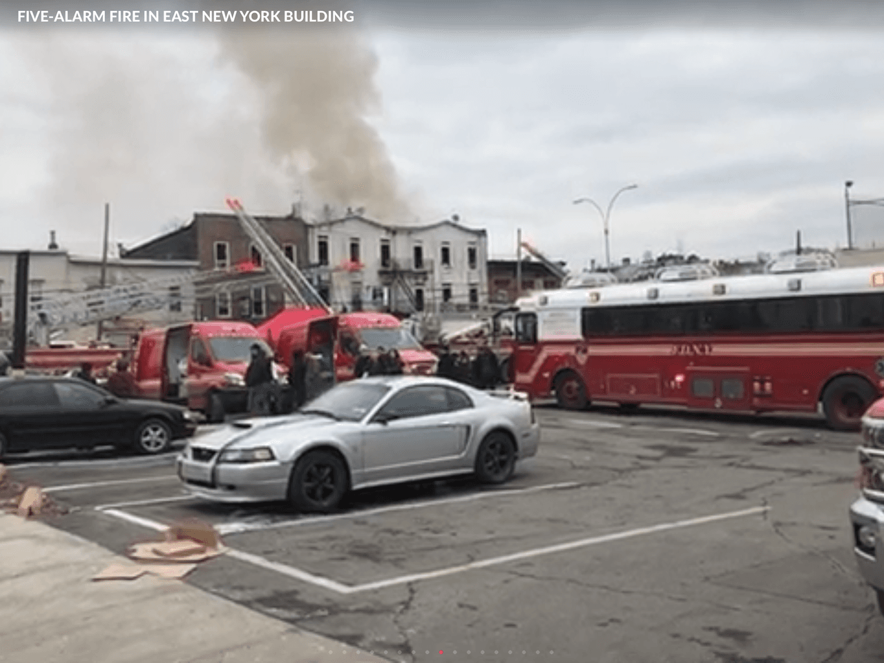 Tres bomberos son hospitalizados por lesiones tras incendio en Brooklyn