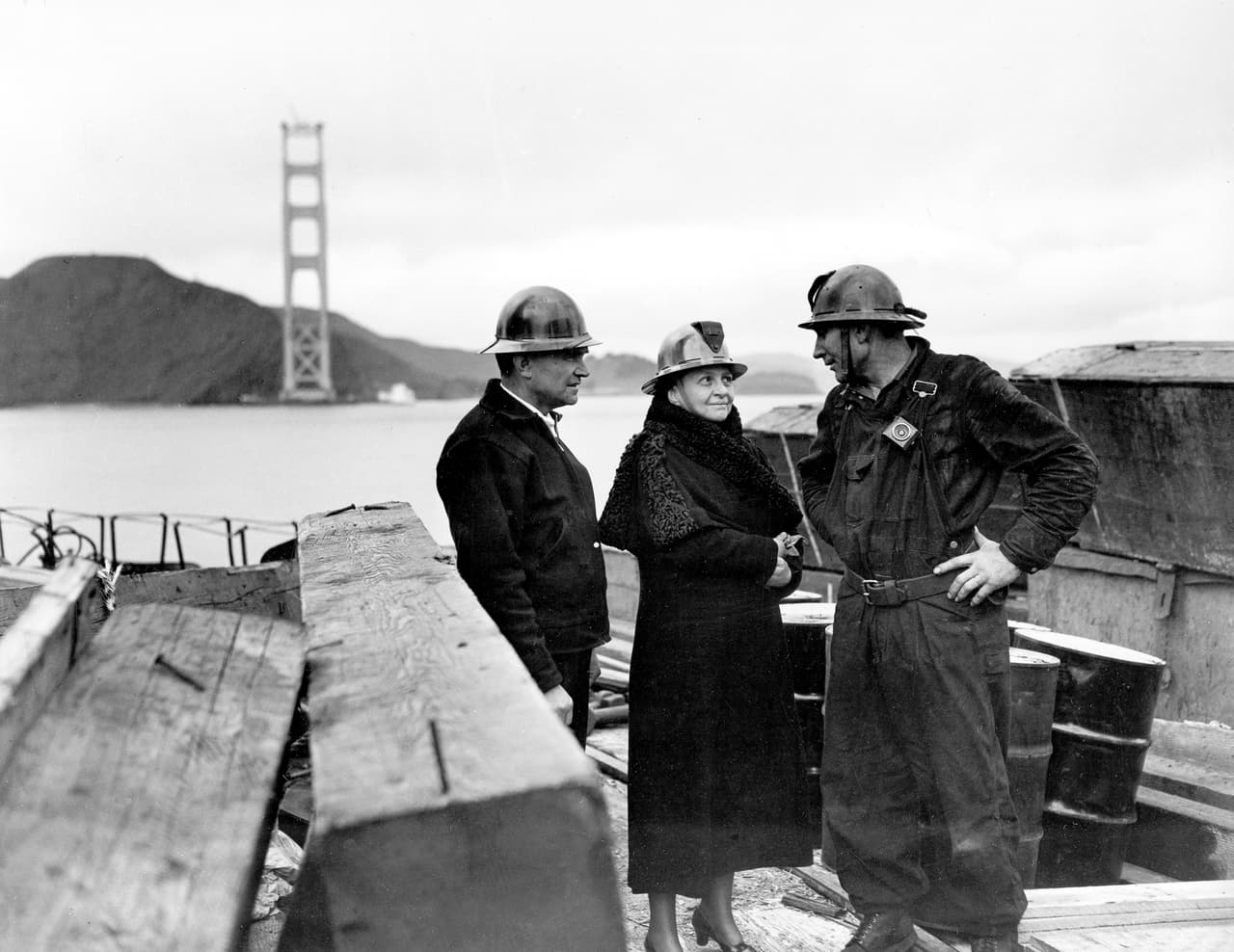 <b>Visitas. </b>La secretaria de Trabajo de Estados Unidos, Frances Perkins, durante una visita de inspección a una de las torres del puente en construcción en 1935. Perkins, fue la primera mujer en un gabinete en EEUU, en la administración de Franklin Delano Roosevelt.