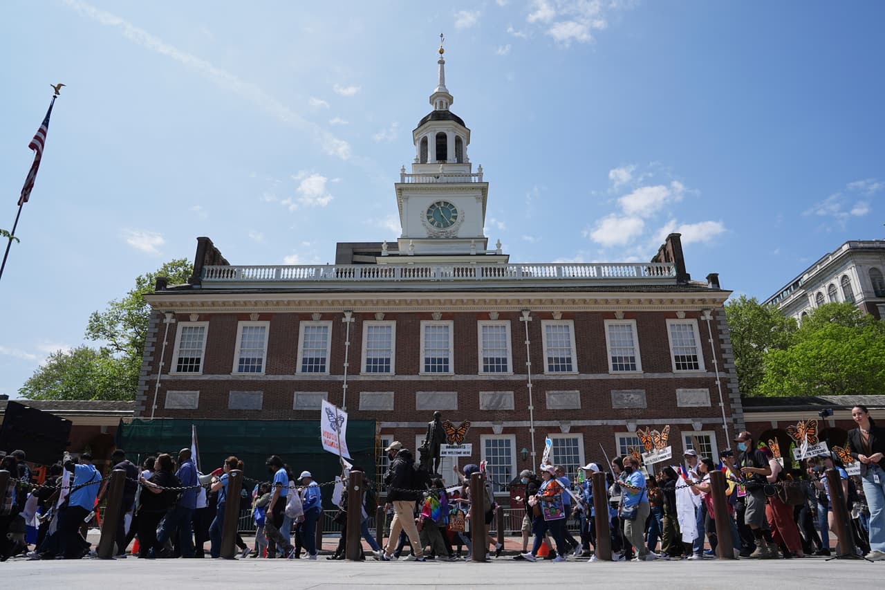 La manifestación del Primero de Mayo frente al juzgado federal en Filadelfia, el jueves 1 de mayo de 2025. 
<br>
<br>En todo el país, cientos de manifestaciones fueron organizadas por sindicatos, grupos estudiantiles y coaliciones de base, haciéndose eco de un llamado más amplio para priorizar los servicios públicos sobre las ganancias privadas y a las familias trabajadoras sobre las élites.
<br>