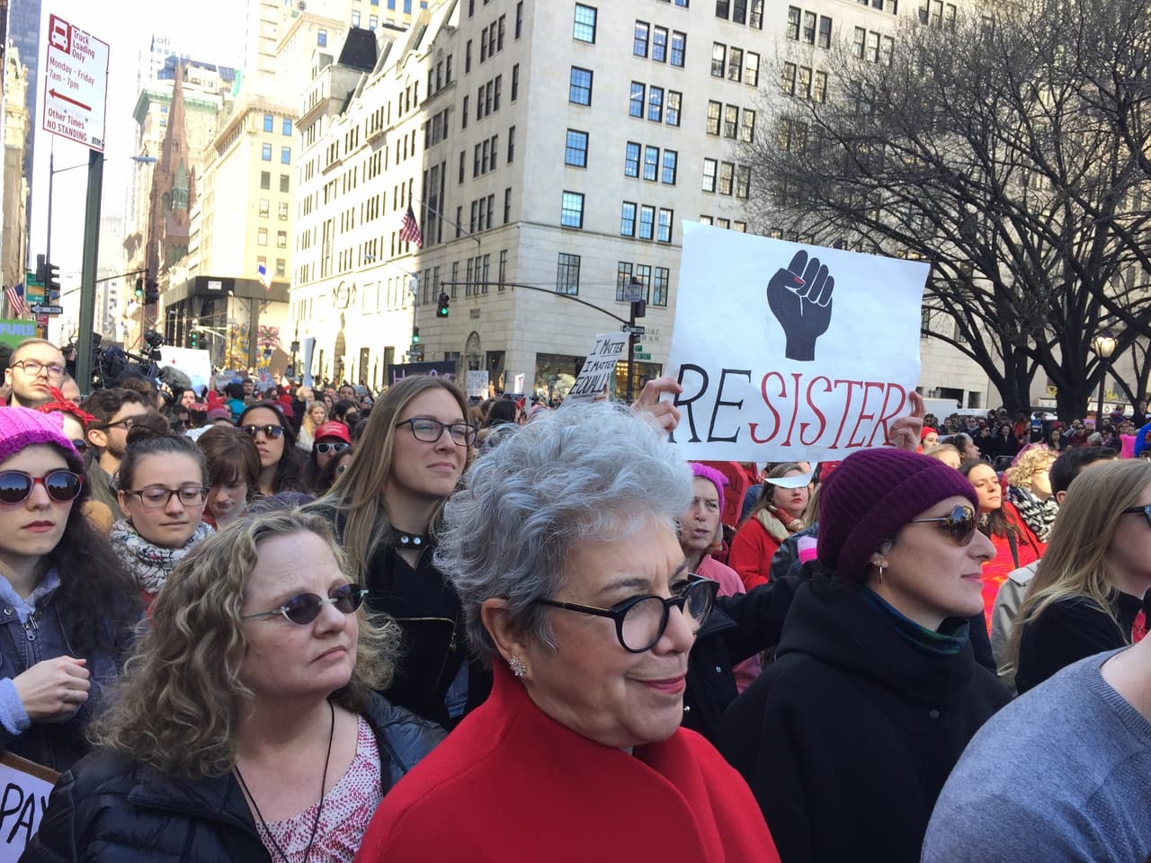 Los juegos de palabras, como este que junta los términos en inglés de "resistir" y "hermana", se vuelven formas de expresión ideales para manifestaciones como estas.