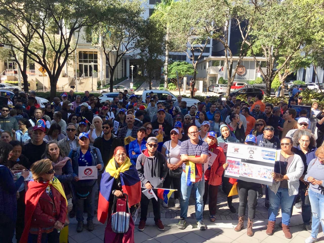 "Aún tengo la esperanza de que, como sugerí hace más de un año y nuevamente hace tres meses, el presidente otorgará la salida forzada diferida (DED) a los ciudadanos venezolanos elegibles que actualmente residen en los EEUU”, escribió el senador en su cuenta de Twitter.