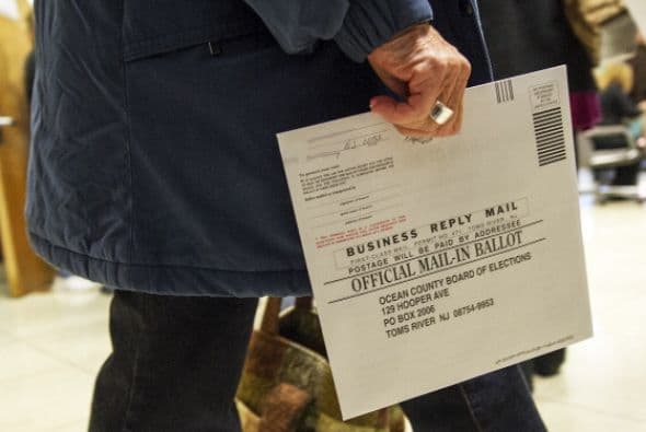 Pero los independientes, el mayor grupo de votantes en Arizona, también pueden votar en las primarias ya sea por correo o físicamente el día de las elecciones el 26 de agosto.