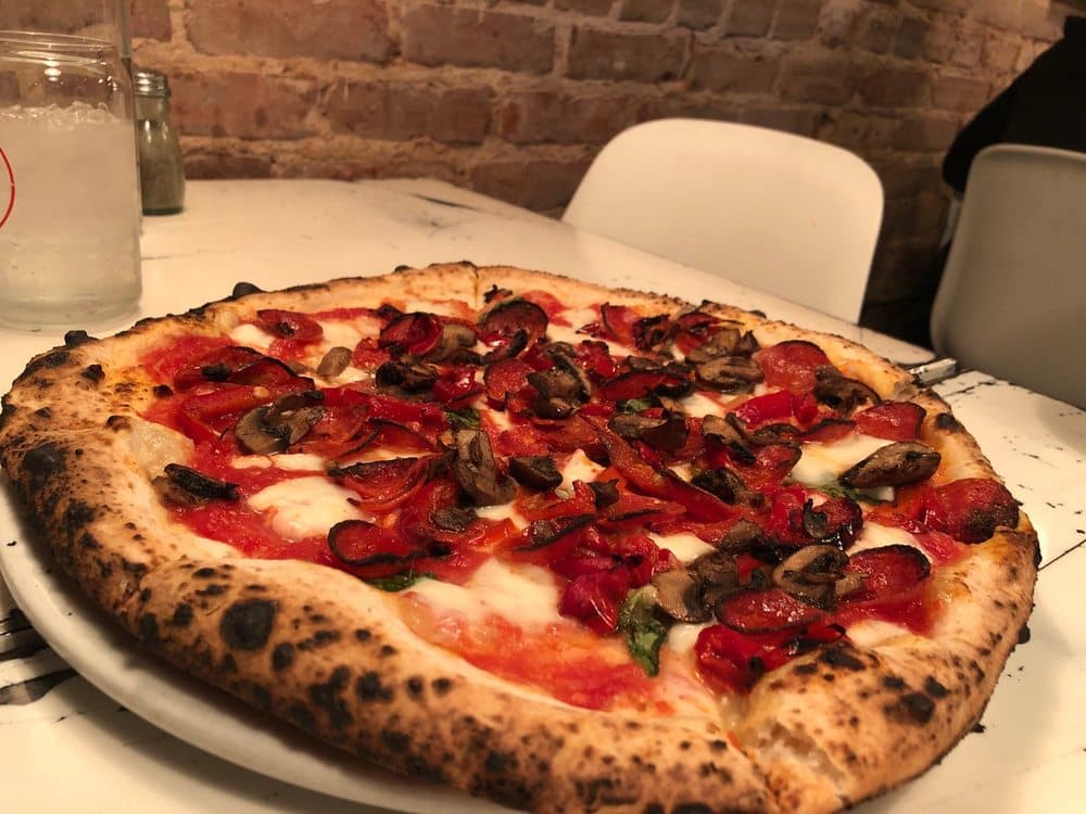 <b>Varuni Napoli </b>
<br>Dirección: 1540 Monroe Dr NE Atlanta, GA 30324
<br>Teléfono: (404) 709-2690
<br>Sitio web: 
<a href="http://www.varuni.us">http://www.varuni.us</a> 
<br>
<b><a href="https://www.yelp.com/map/varuni-napoli-atlanta">Cómo llegar</a></b>
<br>
<br>Sus dueños dicen que “el menú de pizzas en Varuni Napoli ofrece auténticas opciones napolitanas exclusivas, incluida la pizza Chiattona hecha con panceta, pepperoni, sopressata de salami mixto, mozzarella fior di latte, aceite de oliva extra virgen y Parmigiano-Reggiano; pizza SpaccaNapoli elaborada con queso taleggio, champiñones asados al roble, cebollas caramelizadas, aceite de trufa y sal, y Pecorino Romano; y el Rey de Napoli con Antichi Pomodori, tomate cherry Vesubio, pecorino romano, mozzarella de búfala fresca, aceite de oliva virgen extra y albahaca”.