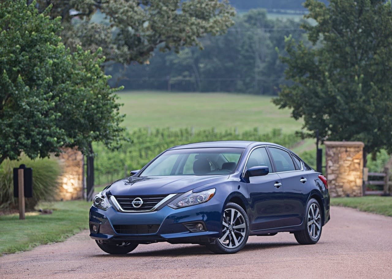 <b>Auto mediano: Nissan Altima</b>
<br>
<br>La categoría de los medianos familiares es el segmento del mercado automotriz donde los diseñadores parecen haber tirado la toalla y donde el tedio visual ha conquistado todos los espacios. Como dice el dicho: En tierra de ciegos, el tuerto es rey. En este caso, al menos en relación a la respuesta emocional, el tuerto es el Altima. 
<br>
<br>Finalistas:
<br>- Honda Accord
<br>- Kia Optima