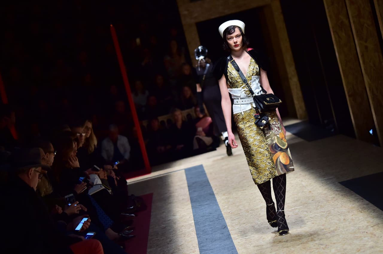 Mientras la moda en Nueva York parece fácil de usar y comprar, Italia hace verdaderas apuestas arriesgadas que si bien nos parecen extrañas, inspiran y provocan...para eso son las pasarelas, al fin y al cabo. En su colección otoño-invierno 2016-2017, Prada le da vida a un clásico de la moda, el corsé. Por Angélica Gallón S.