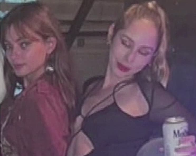 Ambas amigas fueron drogadas por el productor.