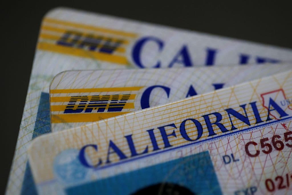 <b>California</b>. Desde enero de 2015, los residentes de California que no pueden establecer su presencia legal en Estados Unidos pueden solicitar una licencia de conducir si presentan una prueba elegible de identificación y residencia en el estado. Estas licencias de conducir no pueden utilizarse con fines de identificación. Por ley, nadie puede discriminar a un titular de una licencia AB 60, ni utilizar esta licencia para intentar cuestionar la ciudadanía o el estatus migratorio del titular. Acá consigues más información sobre el 
<a href="https://www.dmv.org/ca-california/ab-60-drivers-license.php" target="_blank">proceso para obtener la licencia</a>.