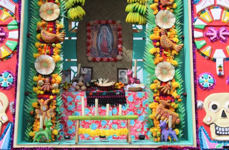 El área de la Huasteca está representada por un arco de Xantolo, el cual simboliza el portal entre el mundo terrenal y el de la muerte. 
<br>