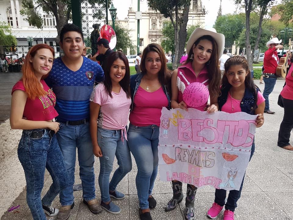 Ella publicó en sus redes sociales que durante la grabación del video recibió muchas muestras de cariño y algunos regalos de sus seguidores, como dulces, dibujos y pulseras.