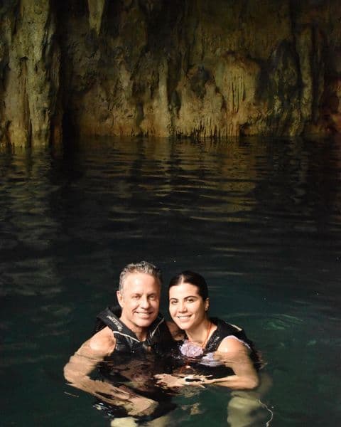 “A poco más de un año juntos, Cinthia Aparicio, te quiero decir gracias por ser el amor de mi vida y dejarme tener un sí maravilloso día a día. Nos tenemos hoy y mañana nos seguiré eligiendo para vivir bonito. Te amo”, escribió.
<br>