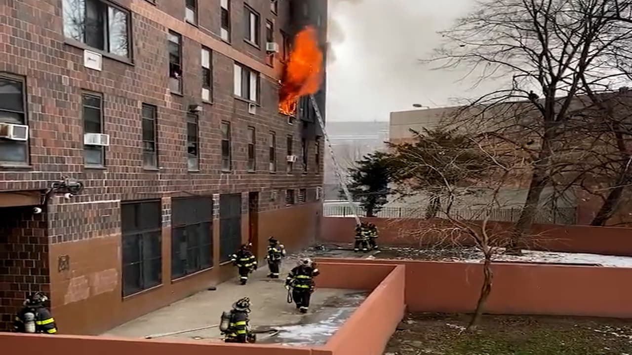 “Cierra la puerta”: bomberos de NYC enseñan en 1 minuto cómo evitar un incendio parecido al del Bronx