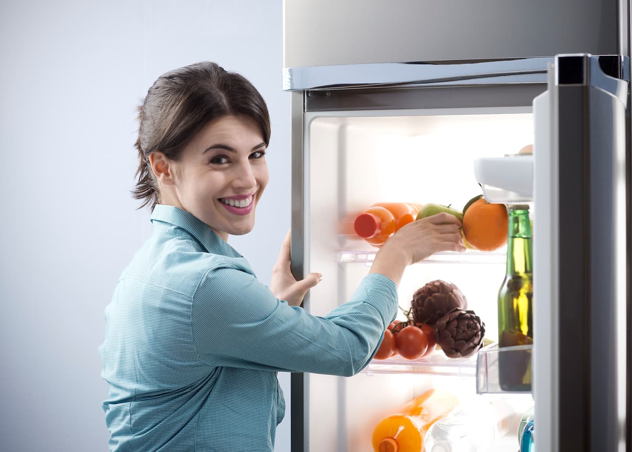Es muy importante que cuando algún líquido o alimento se derrame, retires los restos de inmediato. Para economizar energía, es fundamental sólo abrir las puertas del refrigerador cuando sea necesario y cerrarlas lo antes posible.