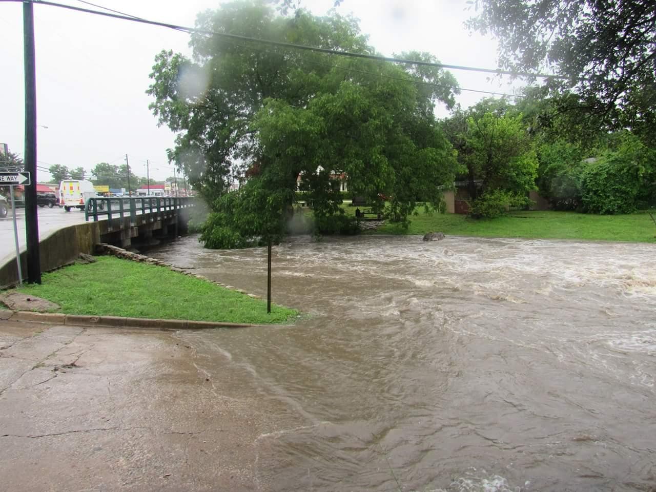 En Cleburne, al suroeste de Dallas, varias calles, pasos a desnivel y parques se inundaron.