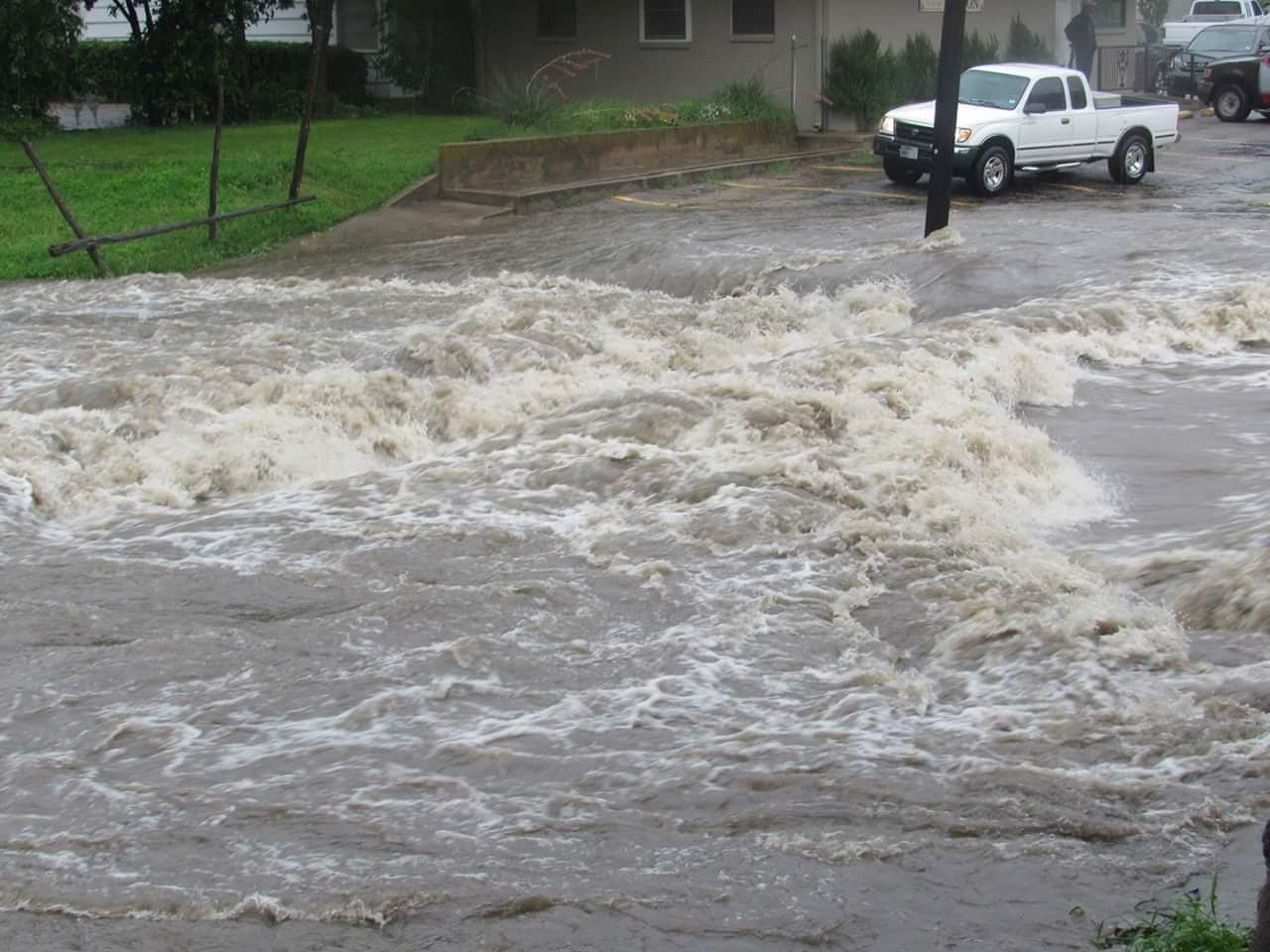 En Cleburne, al suroeste de Dallas, varias calles, pasos a desnivel y parques se inundaron.