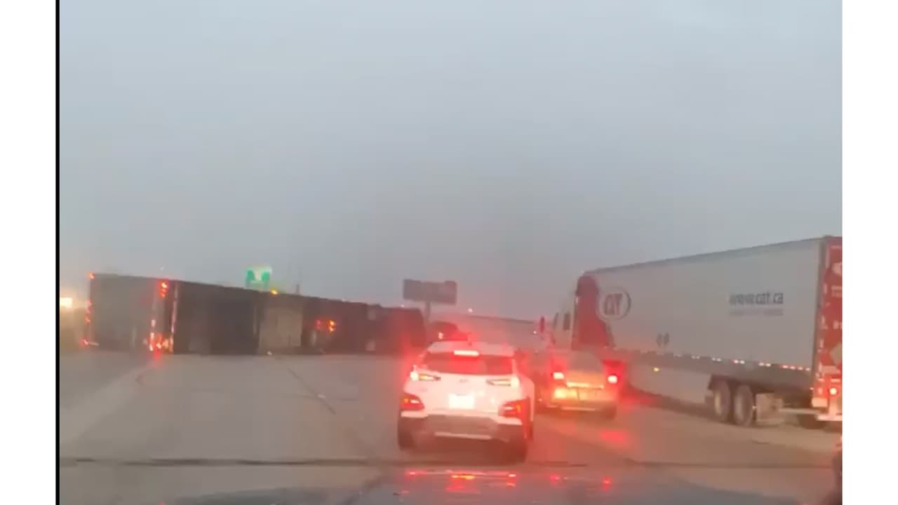 En Fort Worth captaron otro camión de 18 ruedas que volcó en la autopista 820. En esta ciudad se registraron vientos de hasta 75 millas por hora.