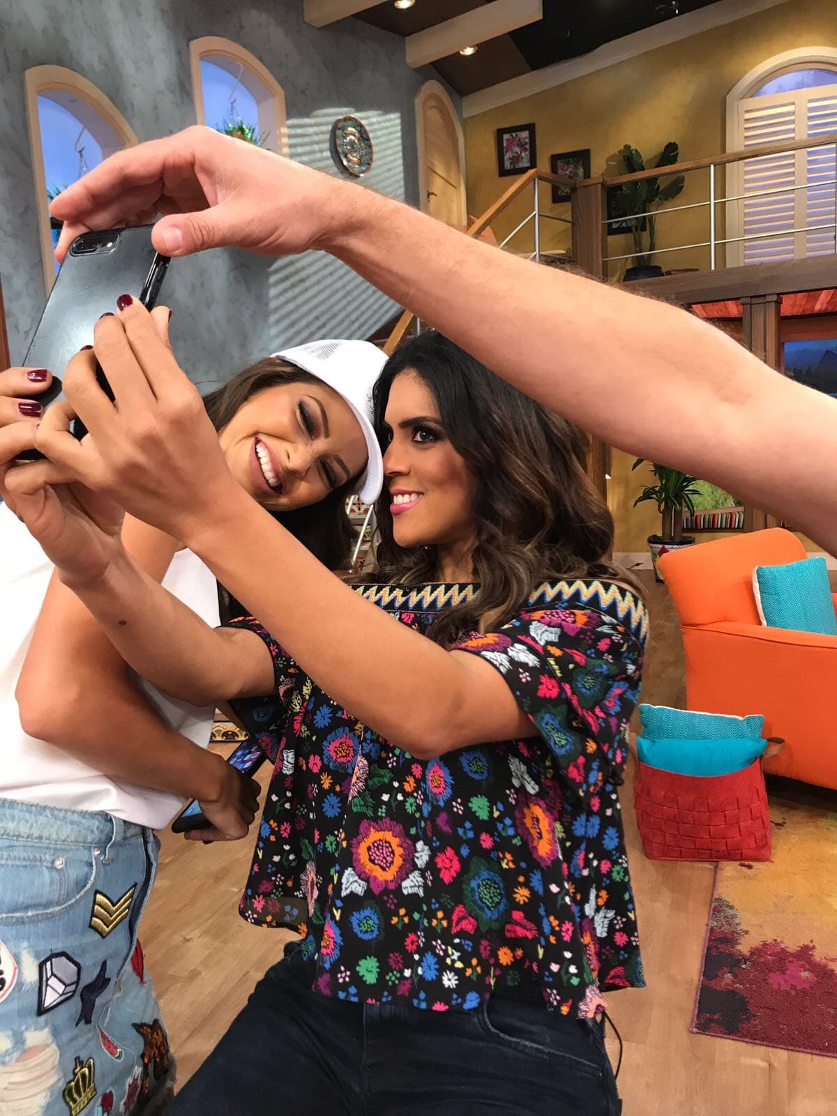 Todos estaban felices de lucir las frases con sabor boricua de Johnny Lozada.