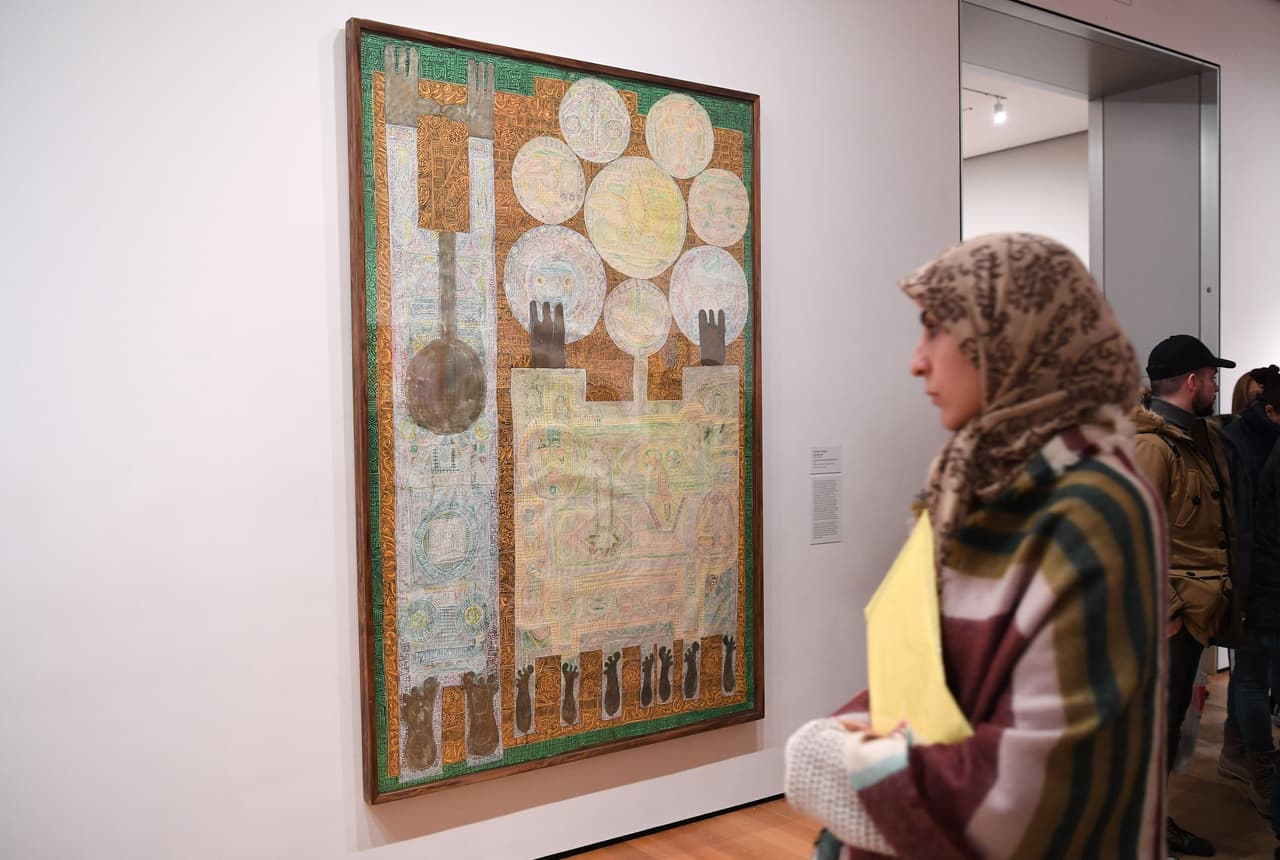 El diario New York Times lo ha definido como una de las "mayores protestas por parte de una gran institución cultural" contra las decisiones tomadas en las dos primeras semanas de gobierno de Donald Trump y tiene lugar a solo un par de cuadras de la Torre Trump. El Museo de Arte Moderno de Nueva York (MoMA) cambió parte de su colección permanente por obras de artistas de los siete países de mayoría musulmana afectados por el veto temporal de entrar a EEUU emitido por el presidente. En la imagen, una mujer mira un cuadro del pintor y escultor iraní Charles Hossein Zenderoudi.